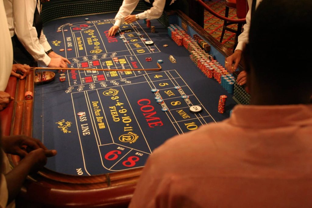 how-to-play-craps-scaled (1)